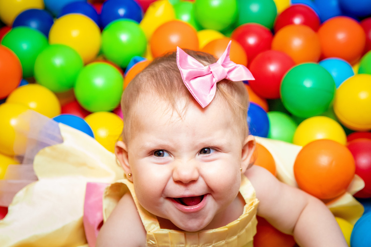 Aniversariante brincando na piscina de bolinhas
