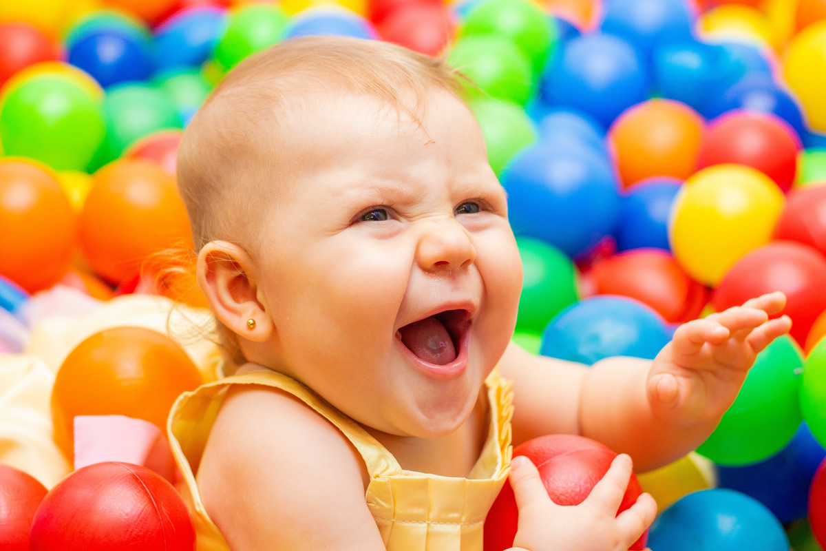Aniversariante rindo na piscina de bolinhas