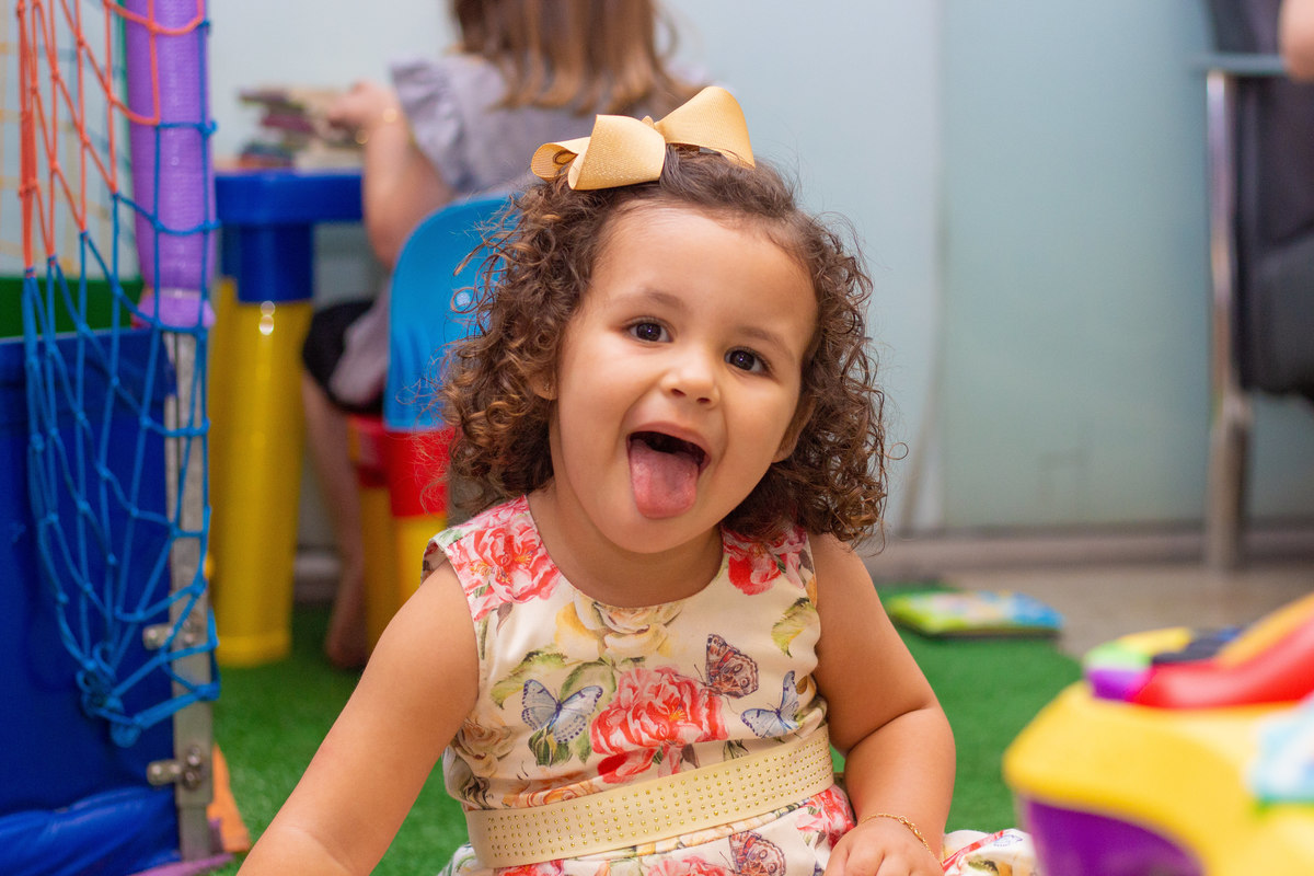 criança fazendo careta para a foto