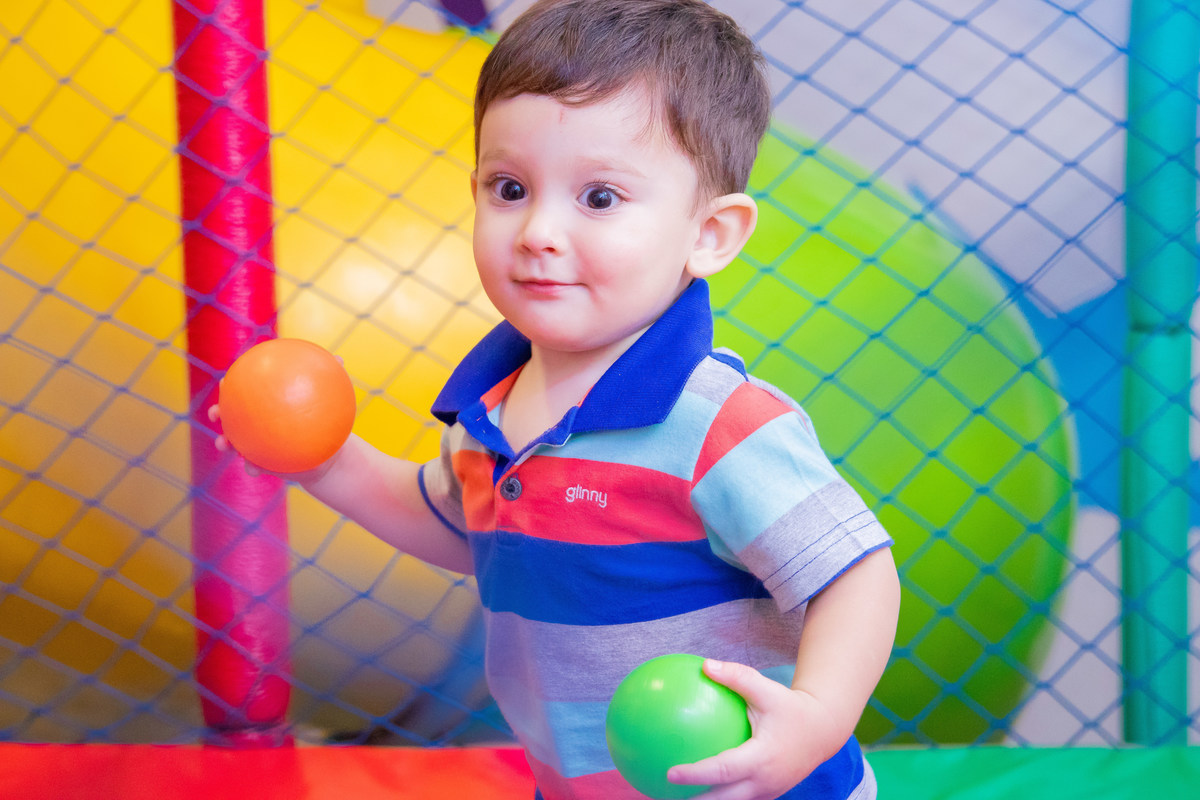 nenê brincando com bolinhas