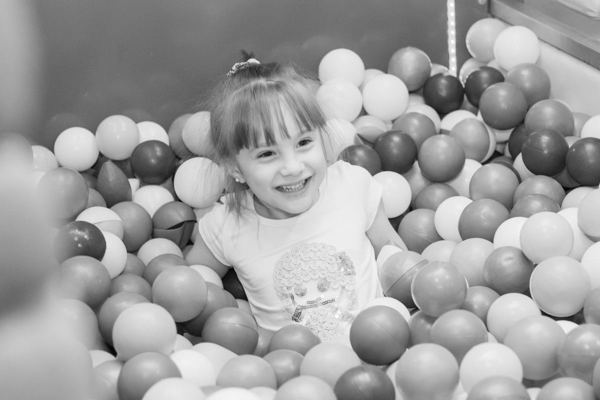 menina caindo do tombo legal em aniversário