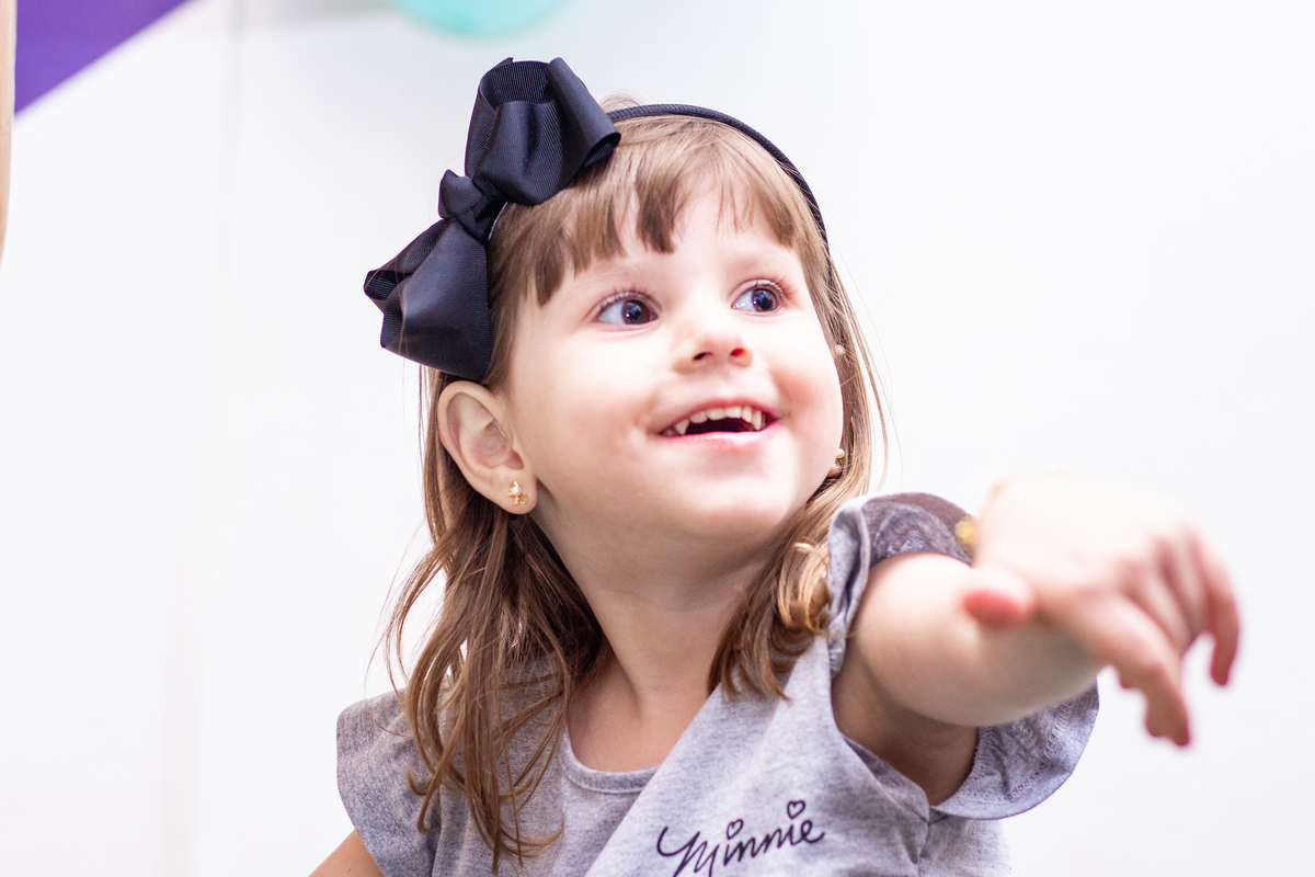 menina sorrindo, sorriso espontâneo