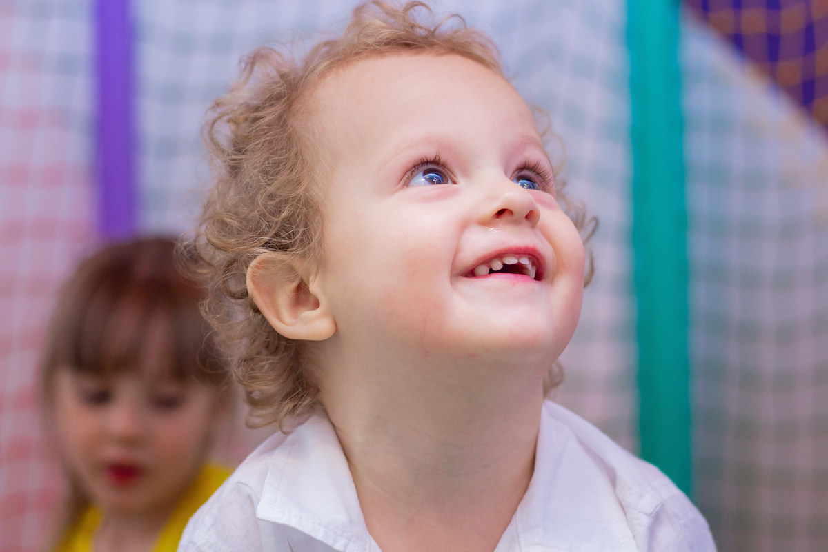 menino sorrindo em festa infantil