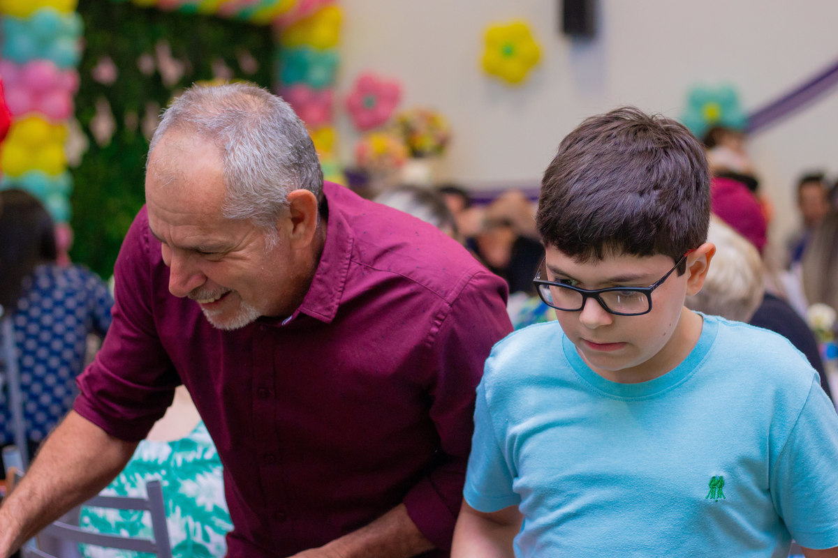 avô e neto brincando