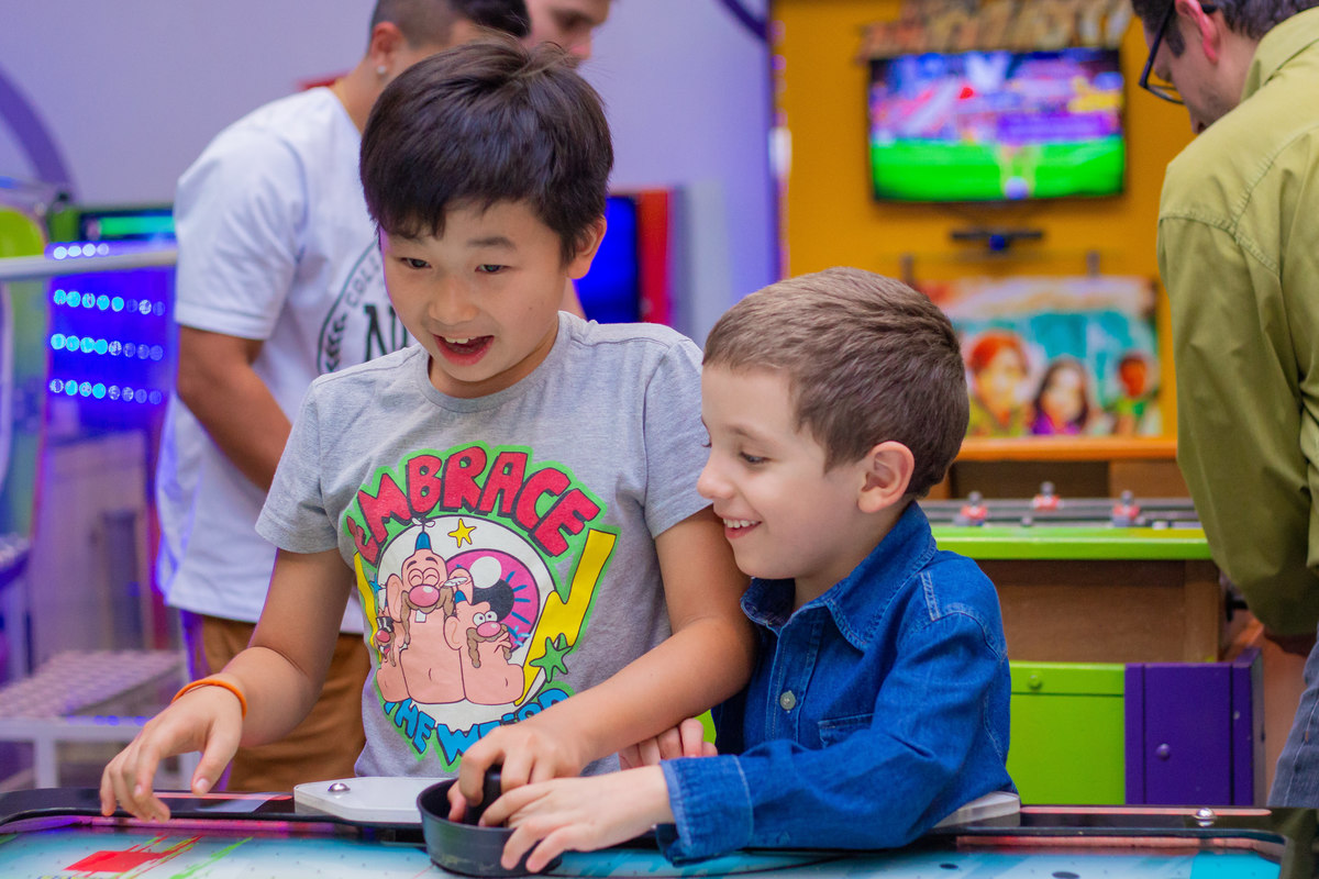 amigos brincando no air hockey