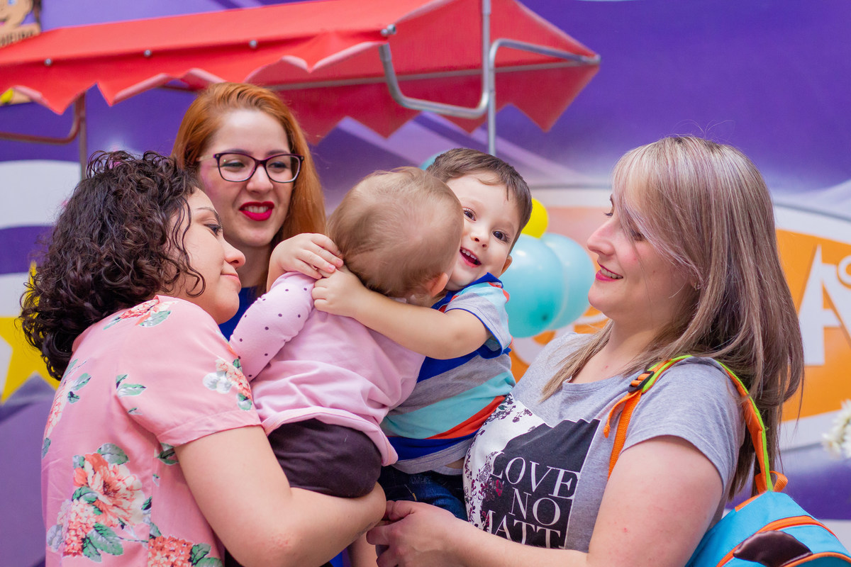 Aniversariante e amiguinho se abraçando 