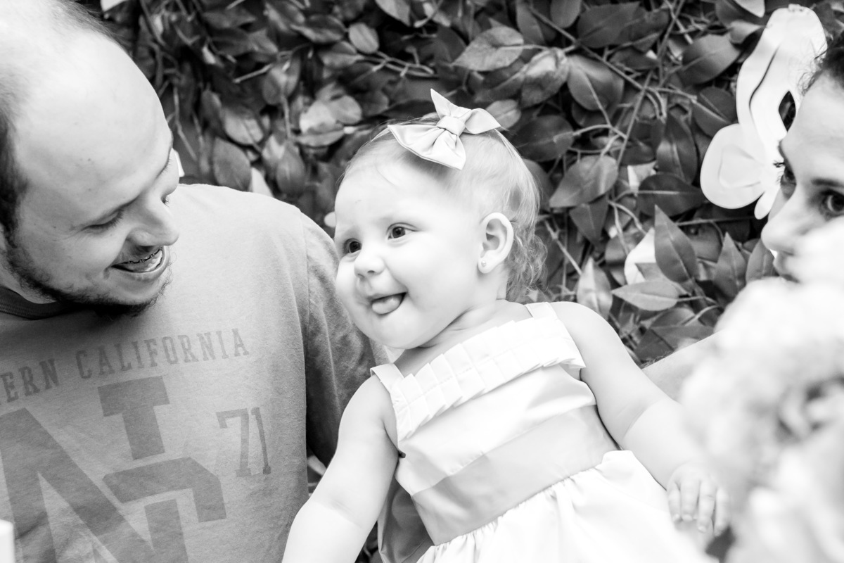 Aniversariante sorrindo na mesa do bolo