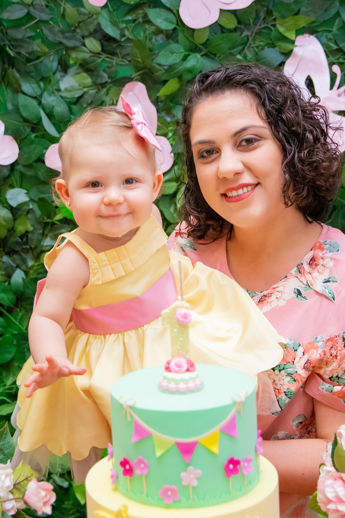 Foto com a Aniversariante e a mãe na mesa do bolo