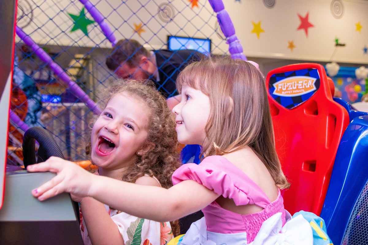 Aniversariante e sua amiga jogando vídeo game