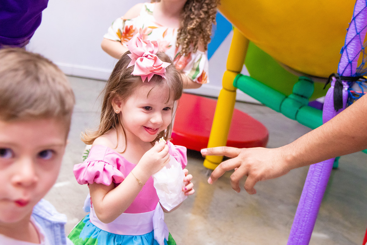 Aniversariante comendo pipoca