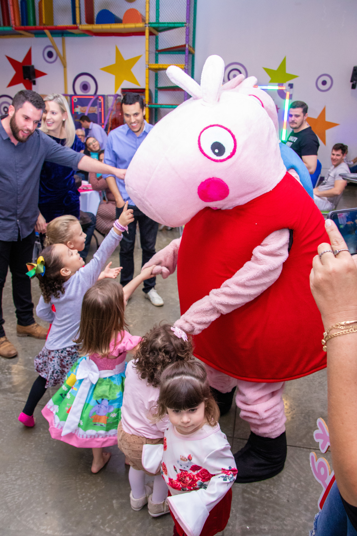 personagem vivo da peppa pig em aniversário