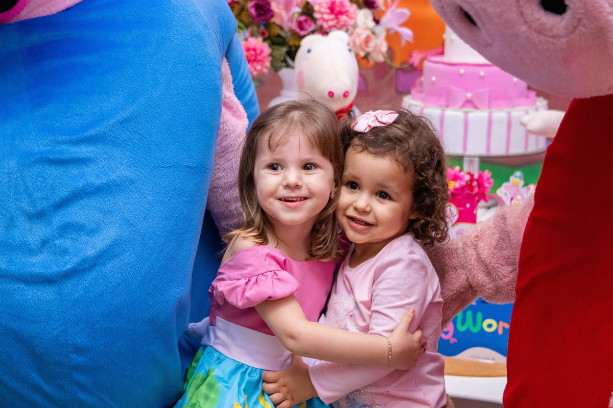 Aniversariante abraçando sua prima em aniversário