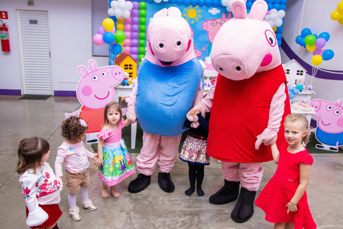 personagem vivo da peppa pig em aniversário e seus convidados