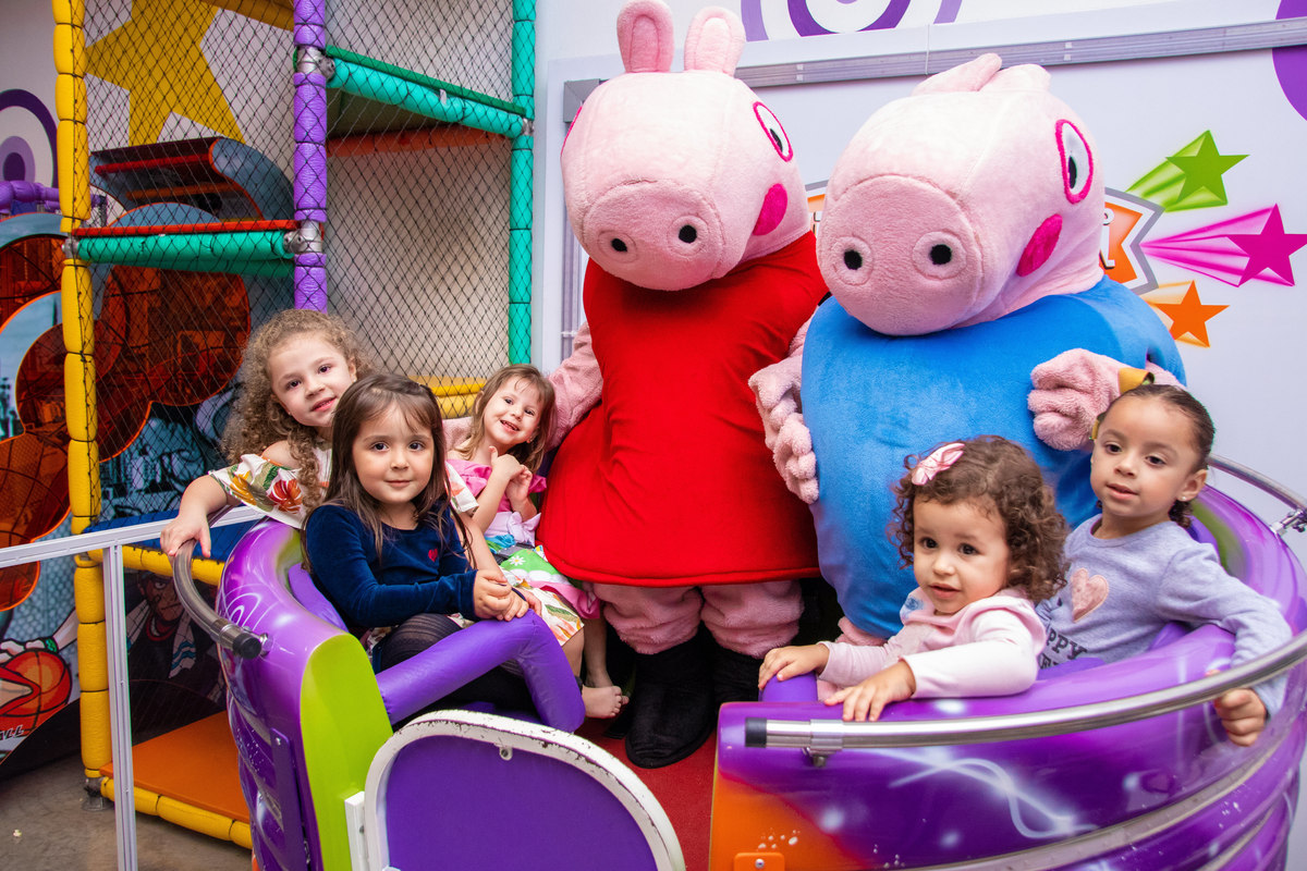 personagens vivos da peppa pig em aniversário brincando na labamba