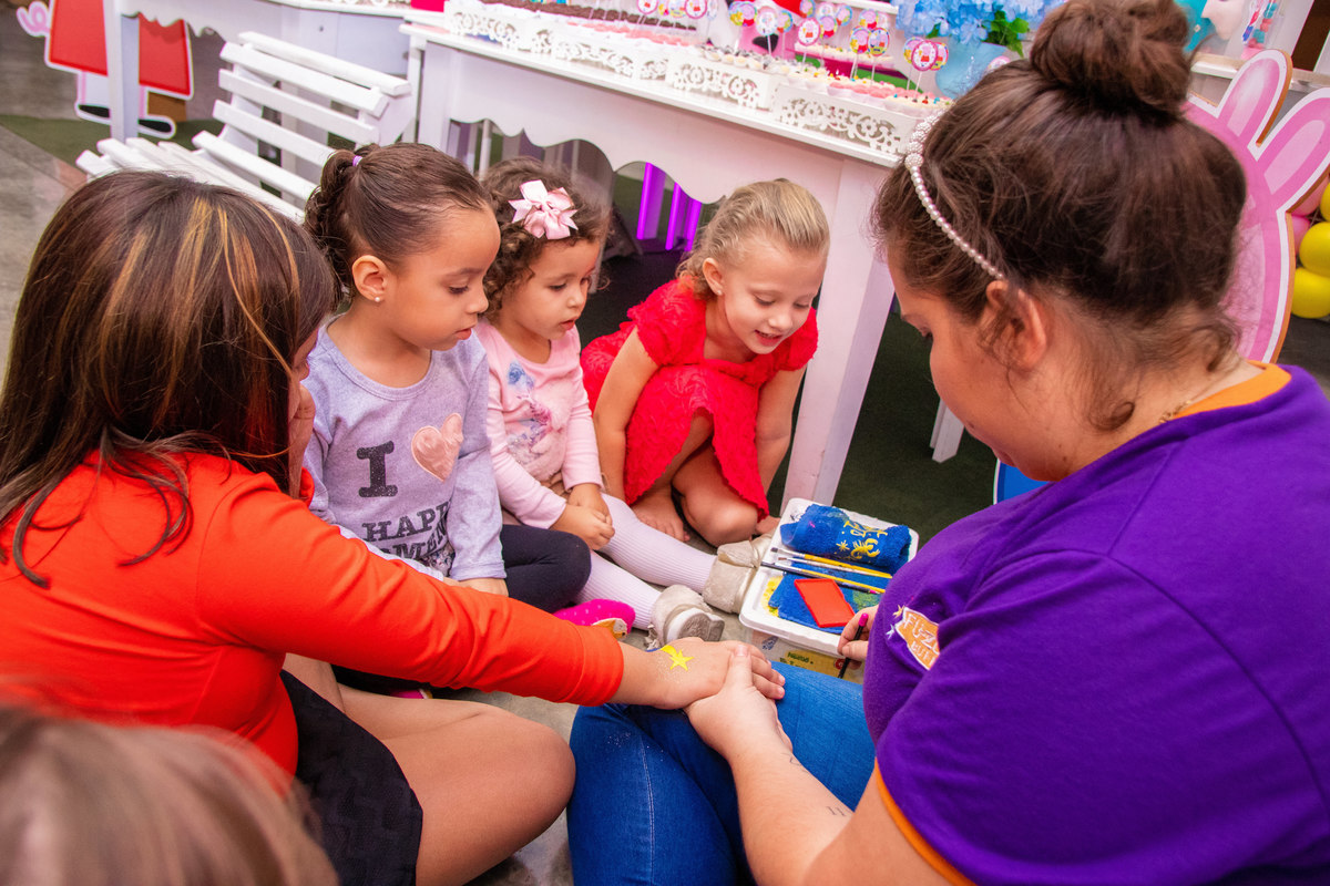 crianças fazendo pintura artística em aniversário