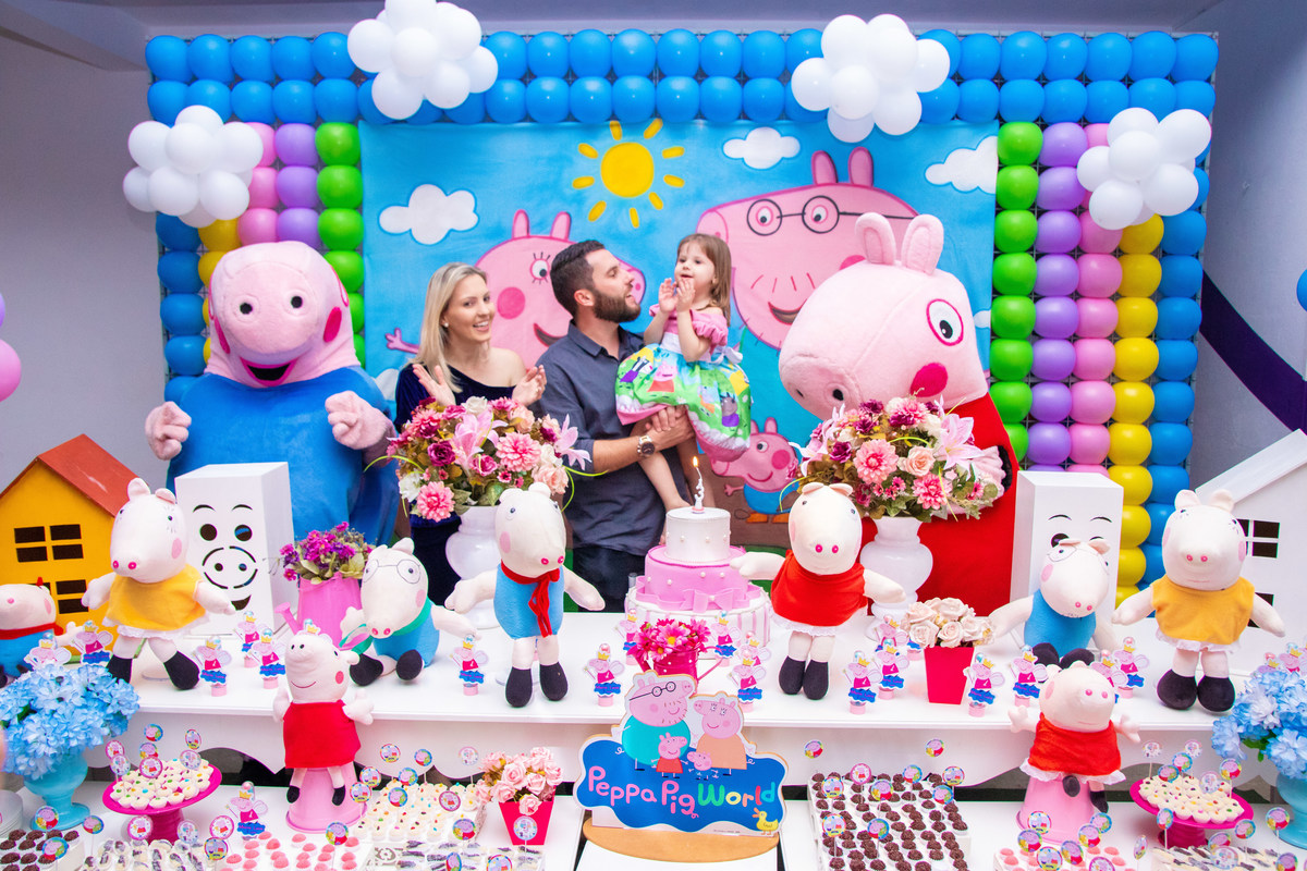 Aniversariante e sua família na hora do parabéns