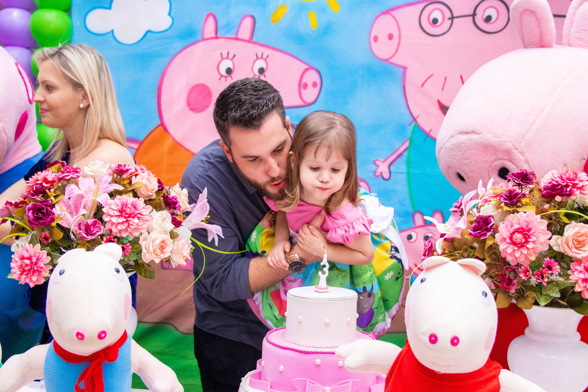 Aniversariante e seu pai assoprando as velinhas