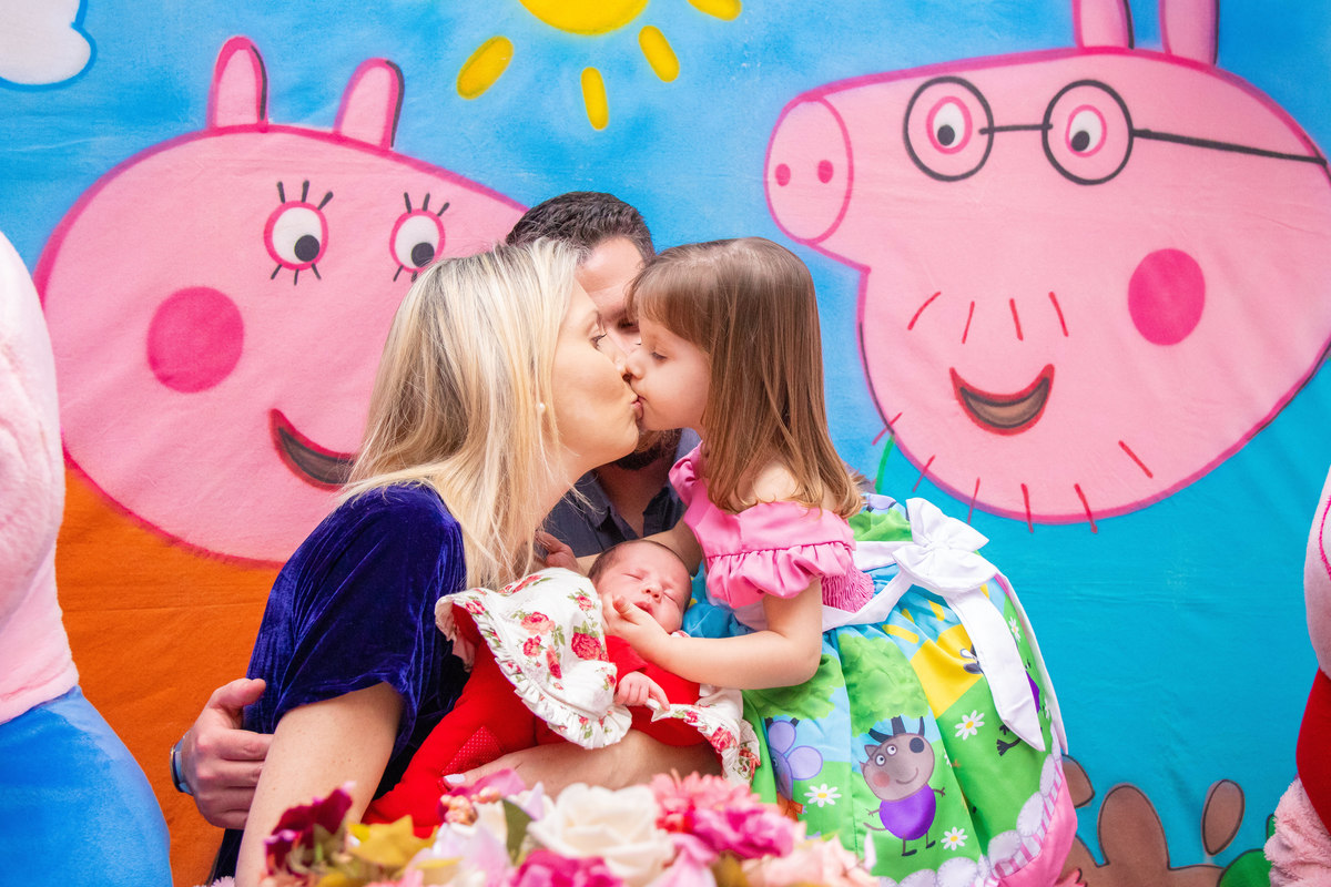 Aniversariante dando bejinho na mãe