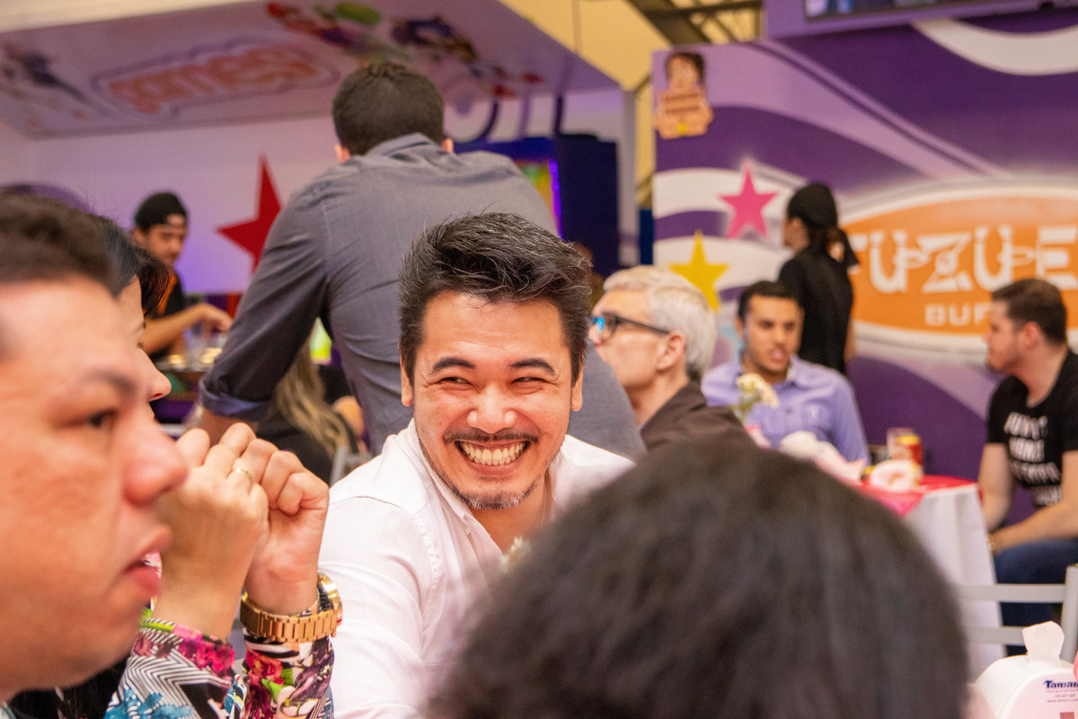 sorriso espontâneo de convidado em aniversário