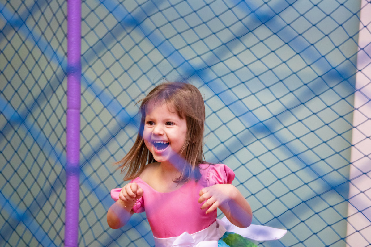Aniversariante brincando na cama elástica