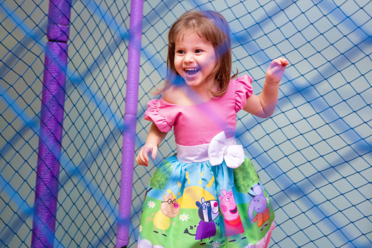 Aniversariante rindo na cama elástica