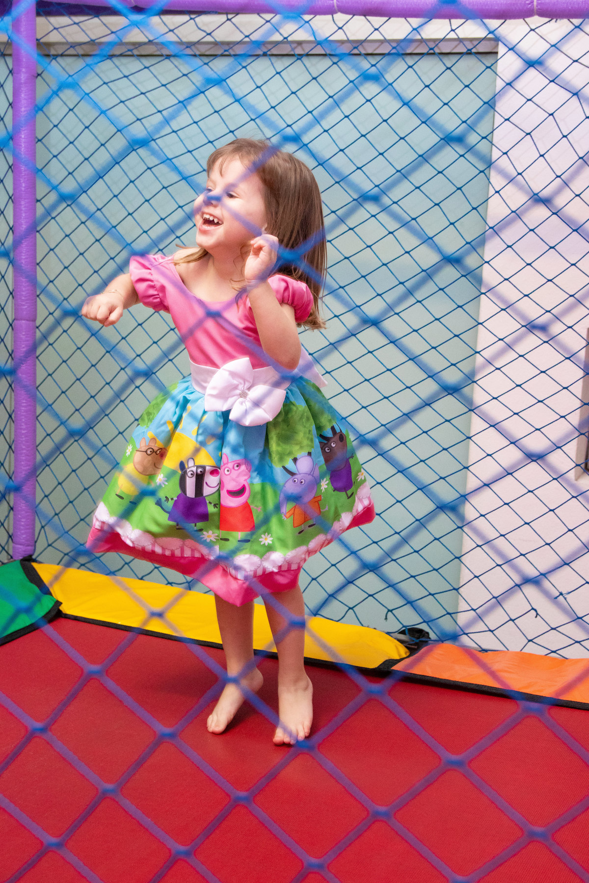 Aniversariante se divertindo na cama elástica