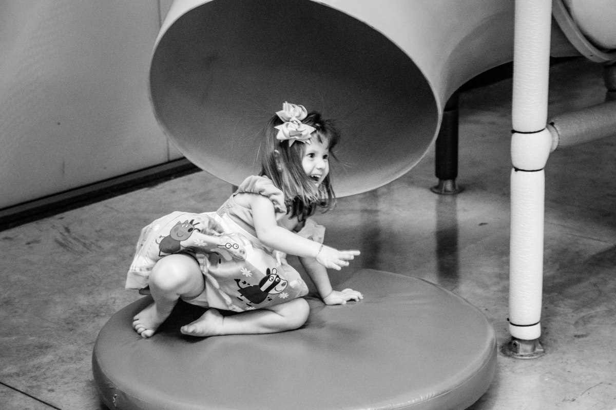 Aniversariante brincando de escorregar