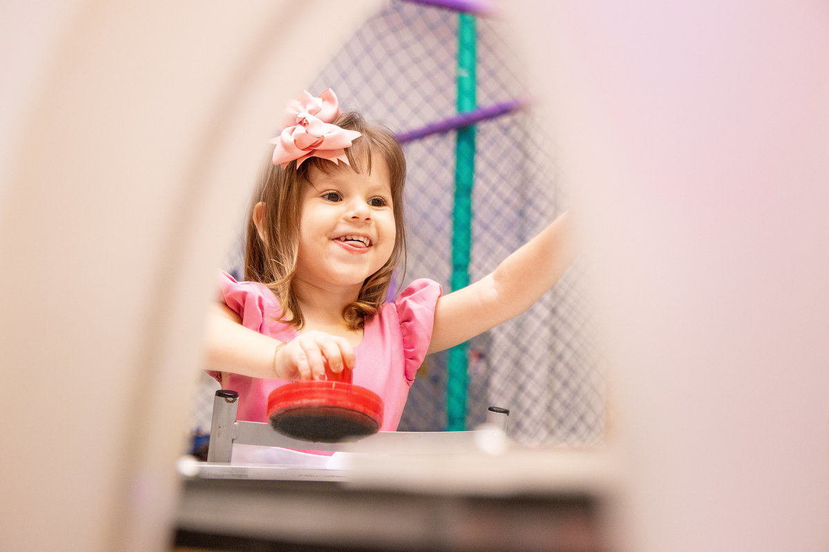 Aniversariante brincando no air hockey
