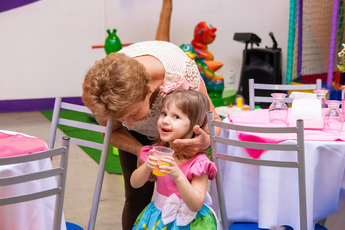 Aniversariante recebendo carinho da avó