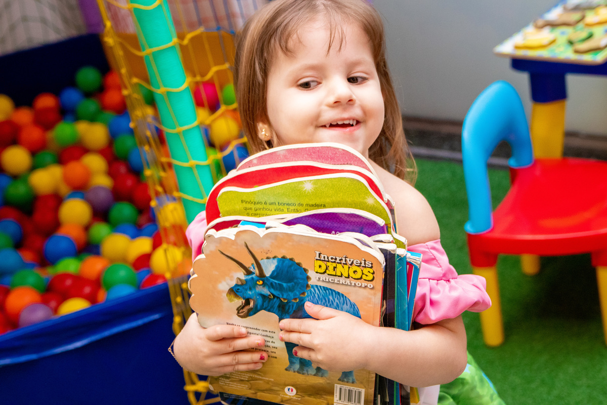 Aniversariante brincando com seus livros