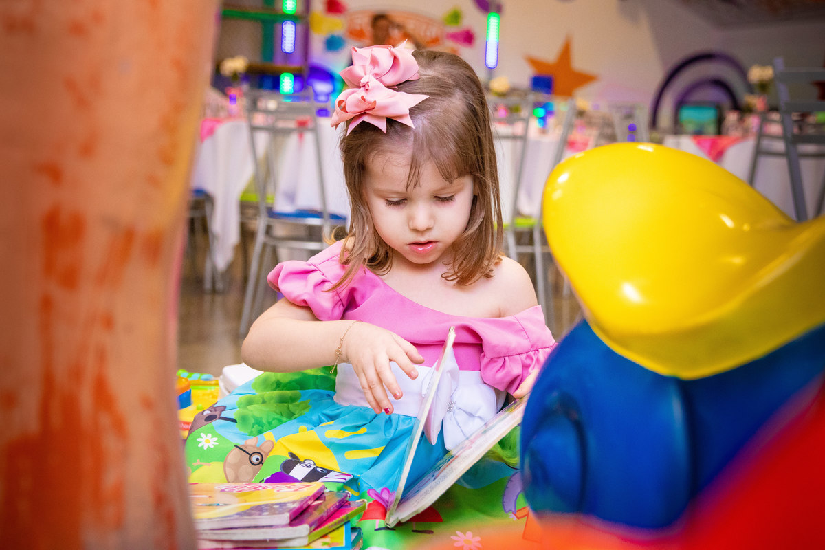 Aniversariante lendo livros em seu aniversário