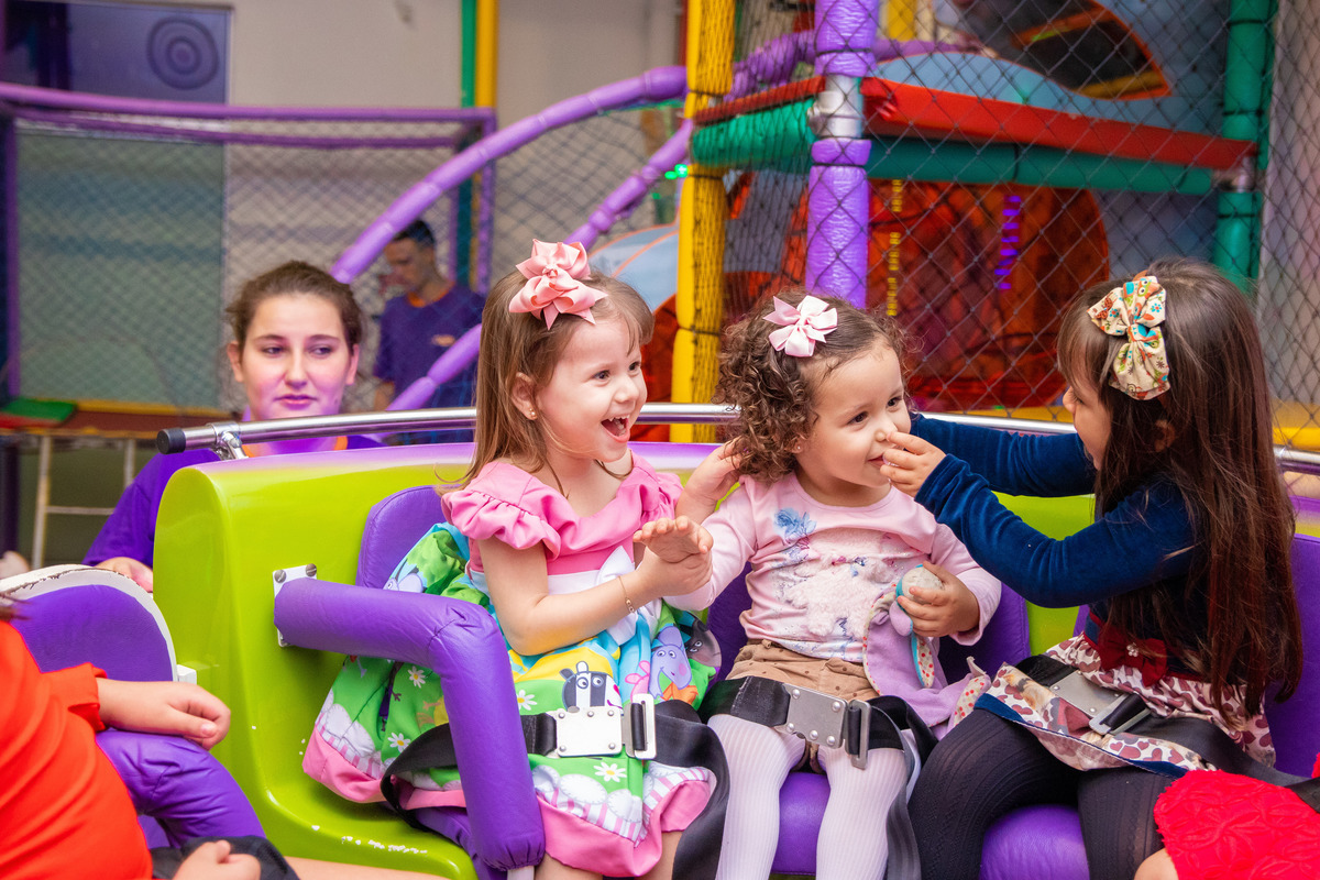 Aniversariante e suas amigas brincando na labamba
