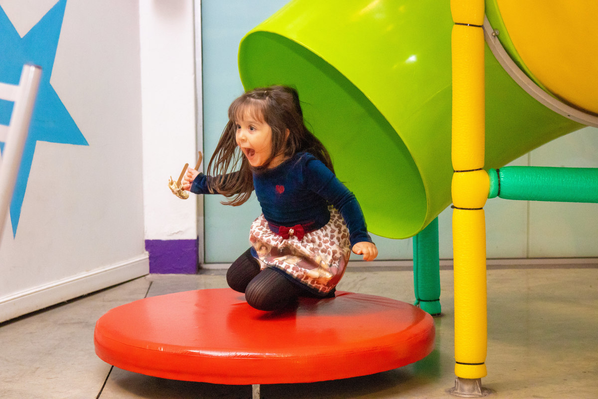 menina brincando no escorregador