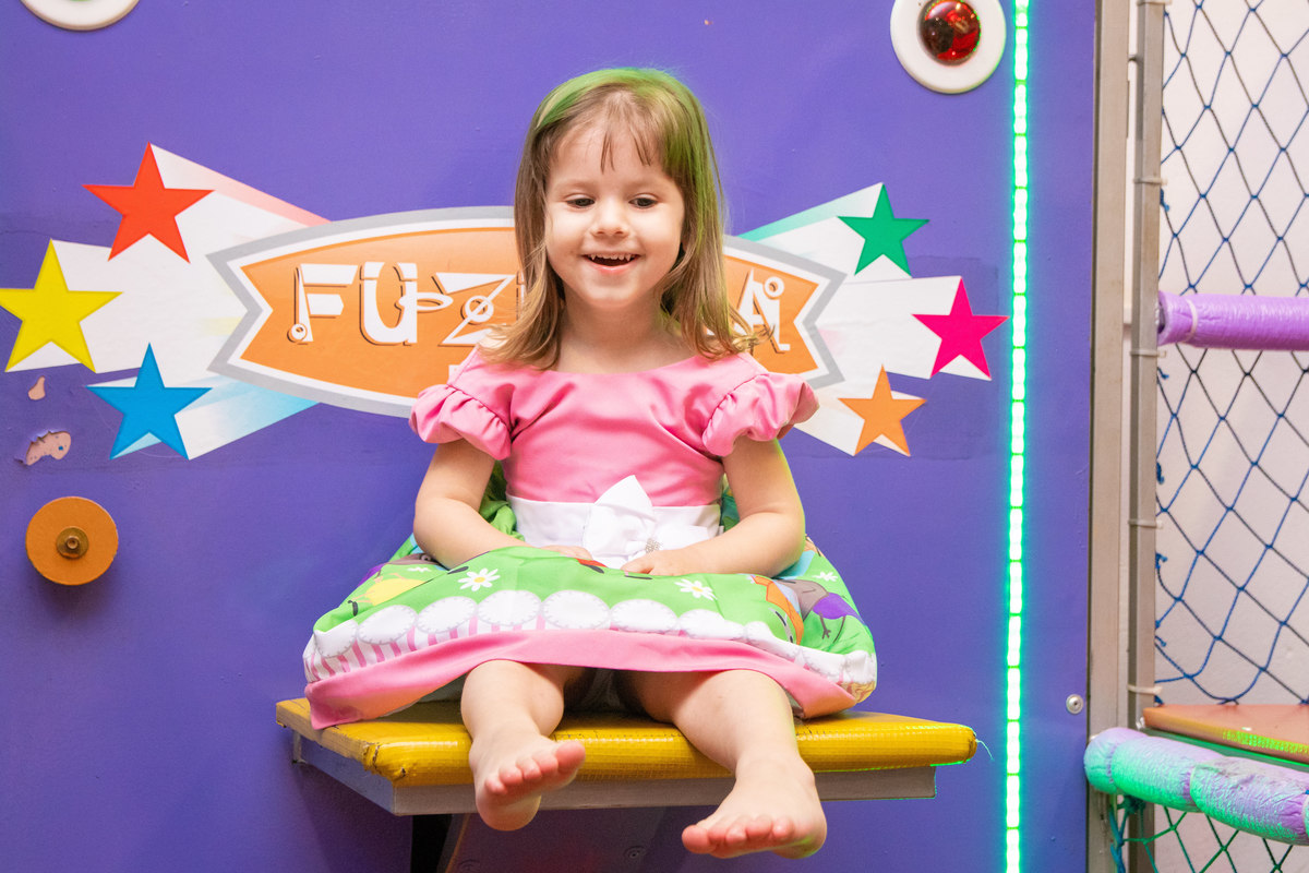 Aniversariante brincando no tombo legal