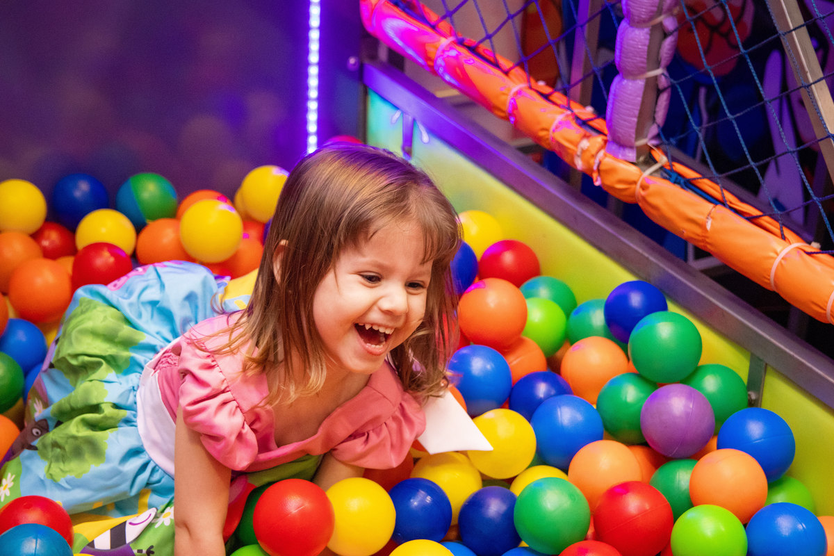 Aniversariante caindo do tombo legal em aniversário