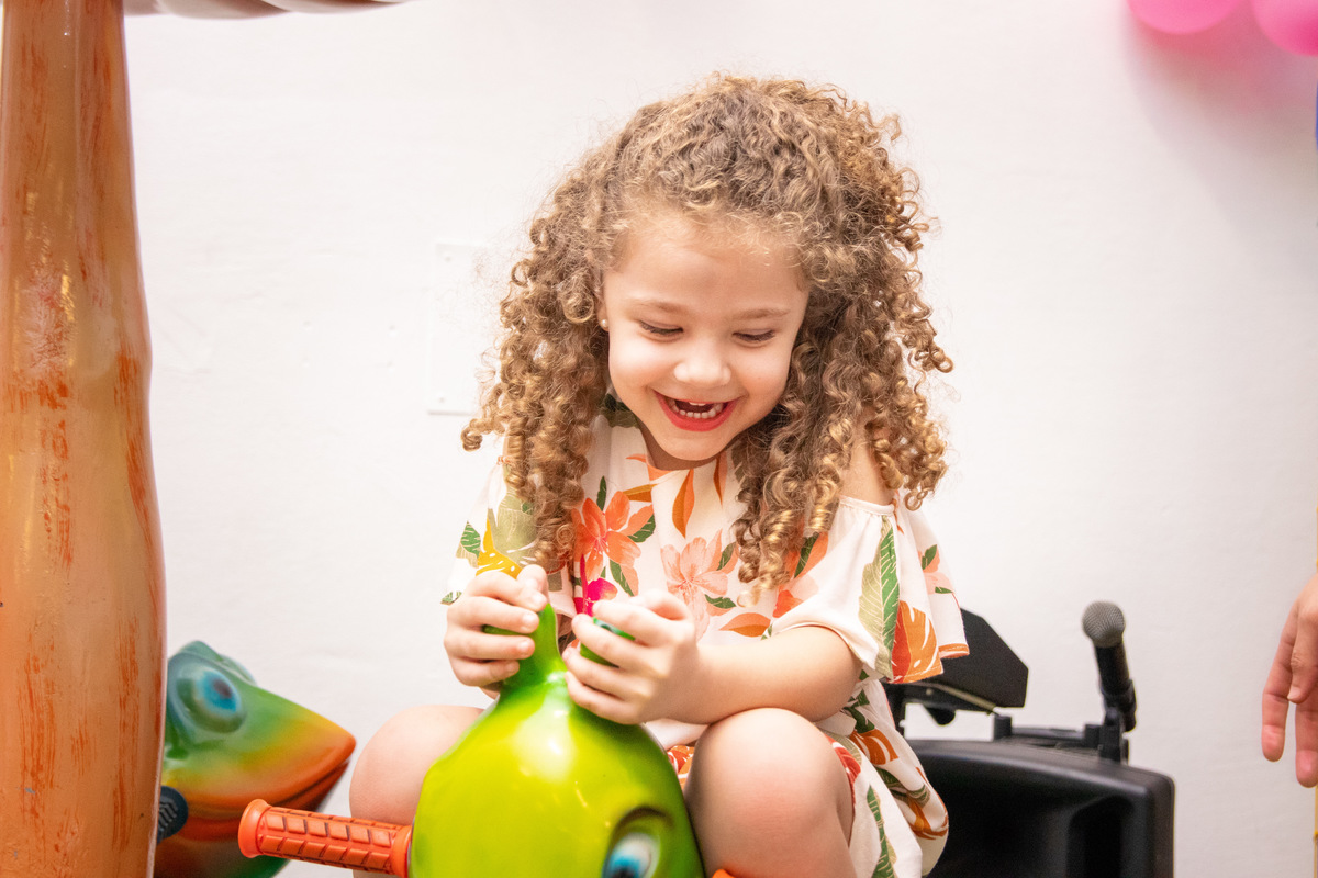 Menininha brincando no gira gira