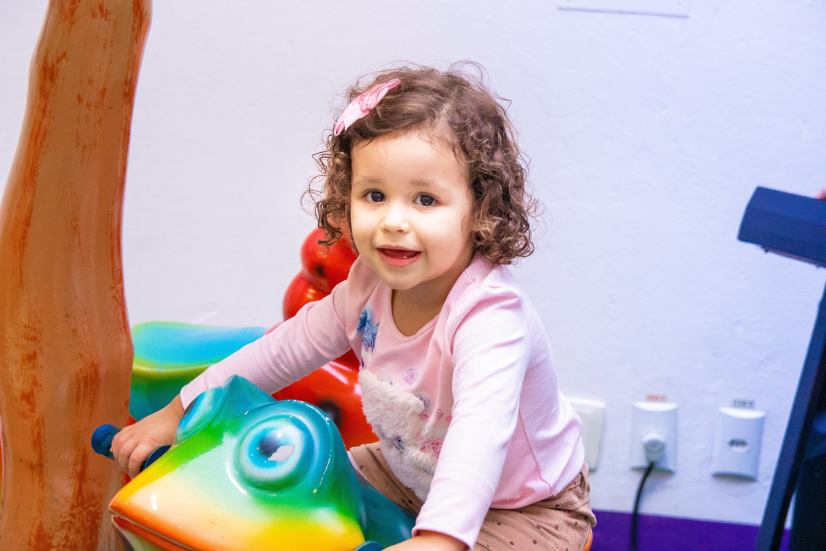nenê brincando no gira gira