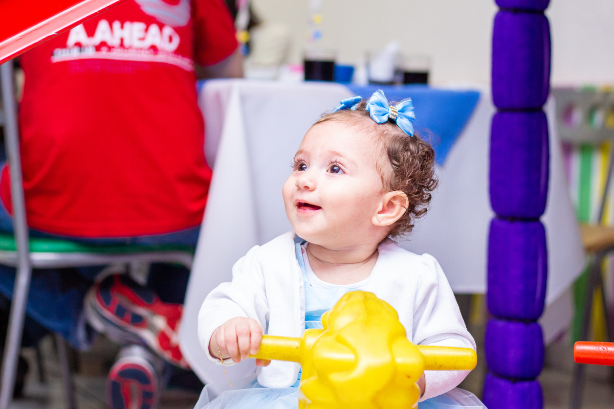 Aniversariante brincando e sorridente