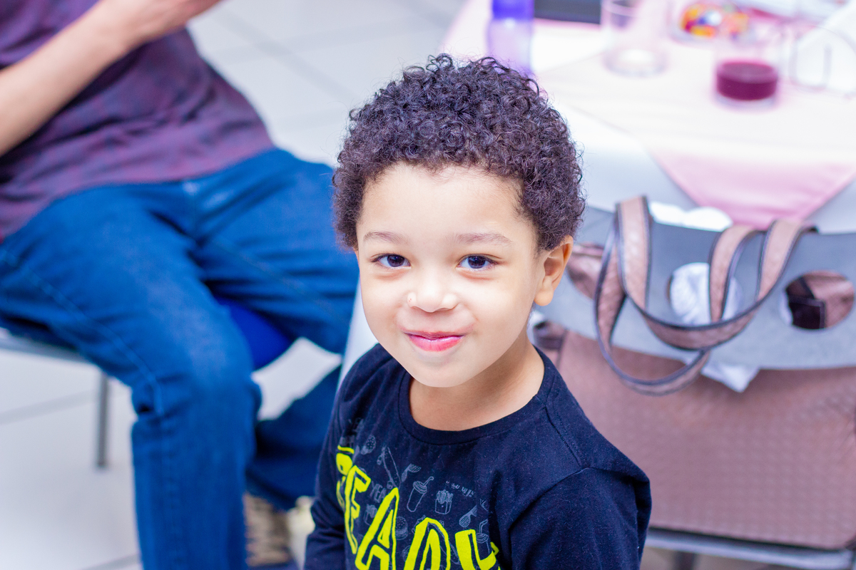 menino sorrindo para a foto