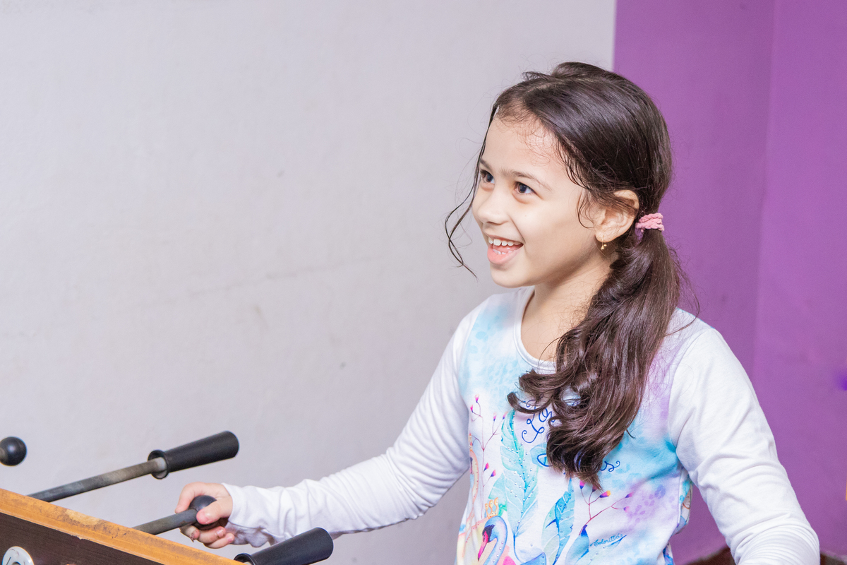 menina feliz jogando pebolim