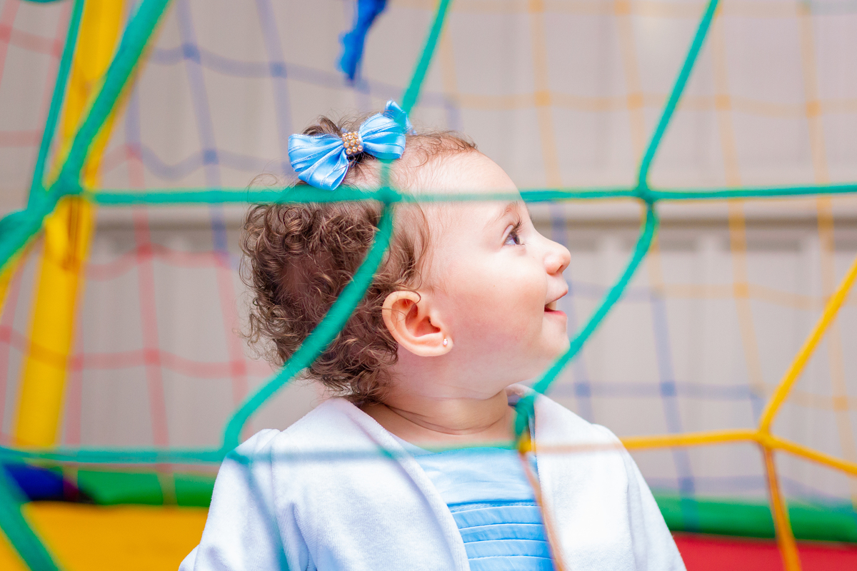 Aniversariante feliz na cama elástica