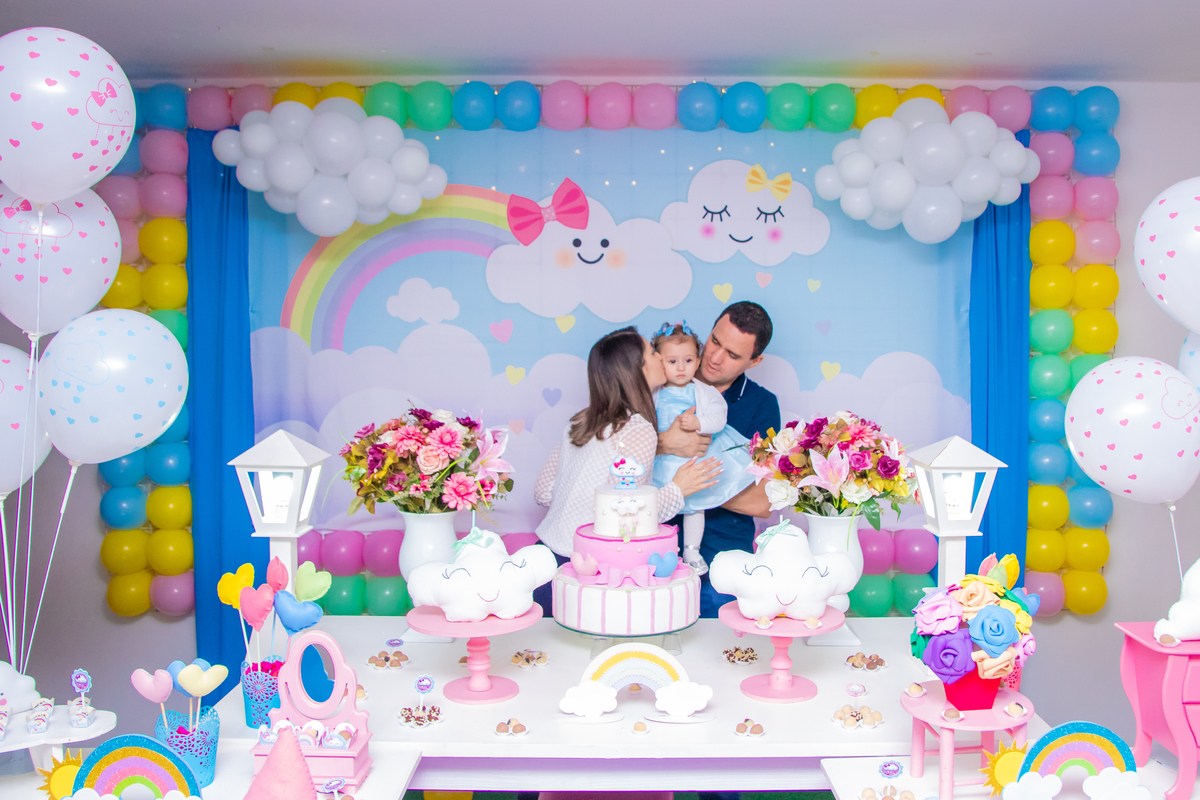 Aniversariante e seus pais na hora do parabéns