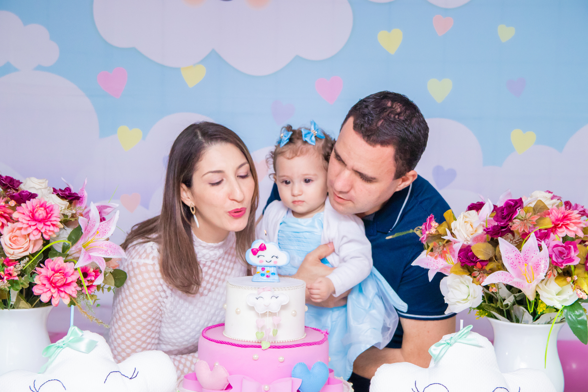 Aniversariante assoprando as velinhas