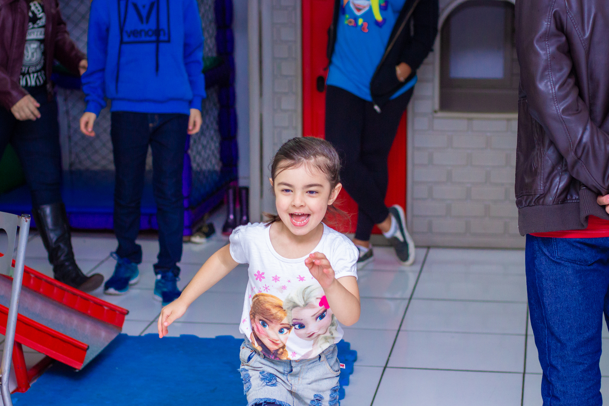menina brincando de correr em aniversário