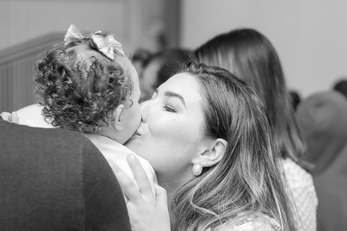 Aniversariante recebendo beijinho