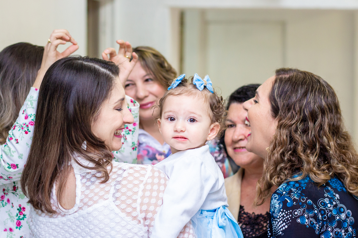 Aniversariante olhando para a foto