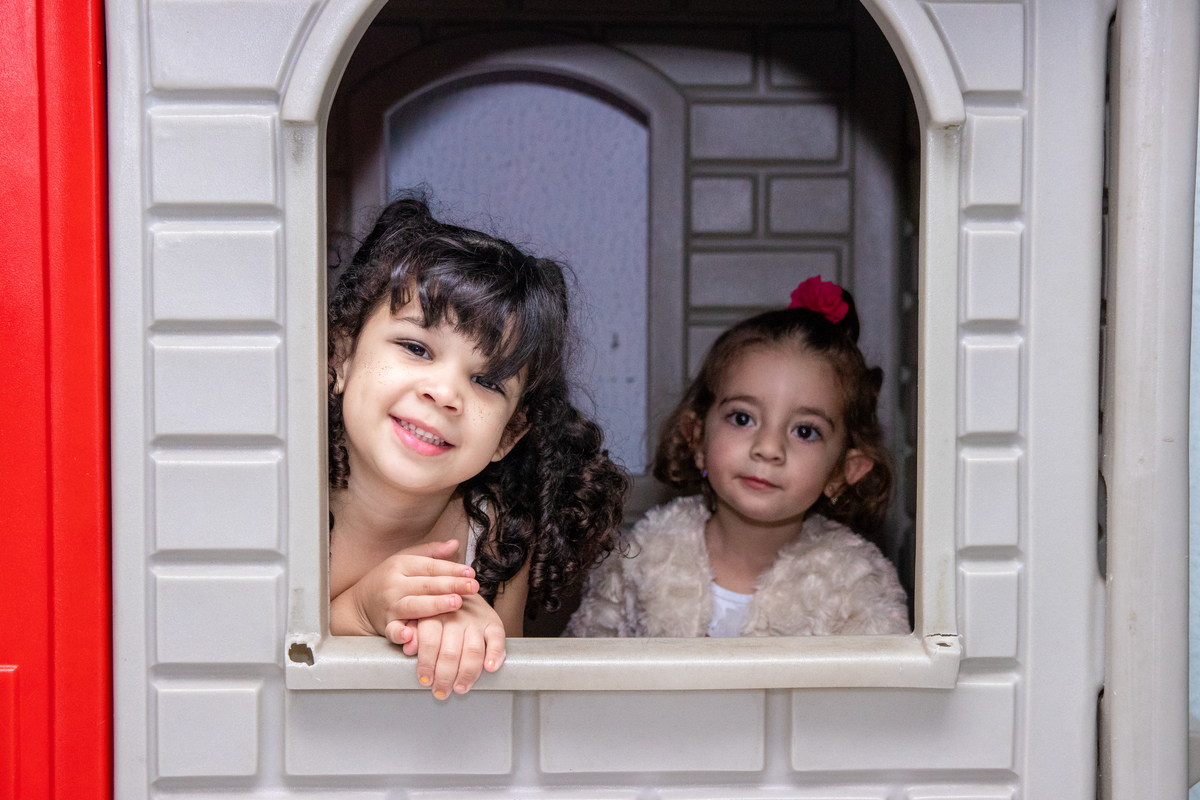 amigas brincando na casinha de boneca
