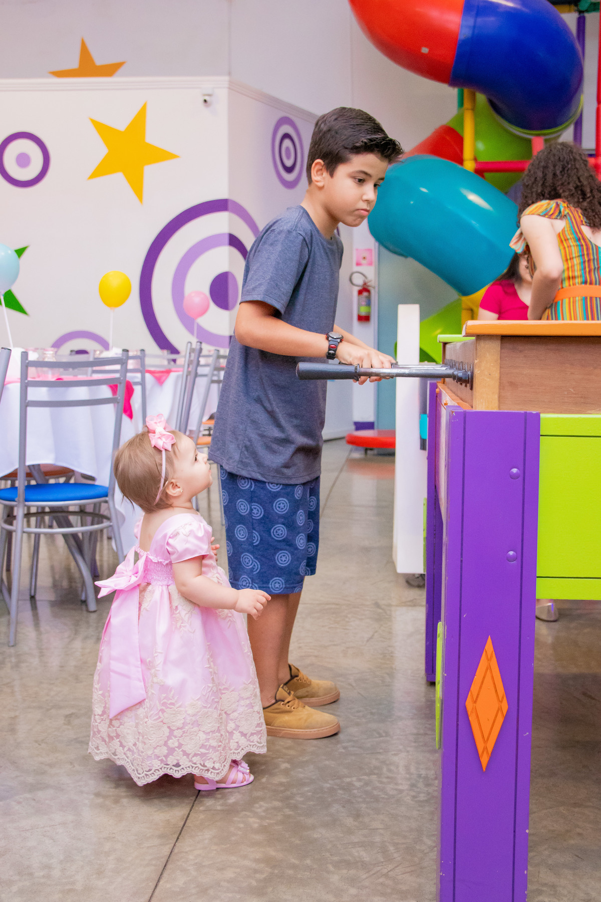 Aniversariante olhando seu convidado jogar