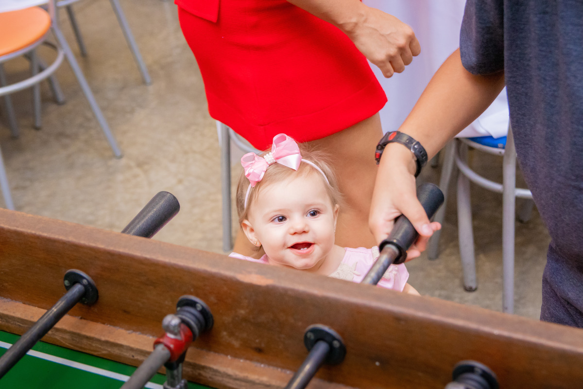 Aniversariante olhando seu convidado jogar pebolim