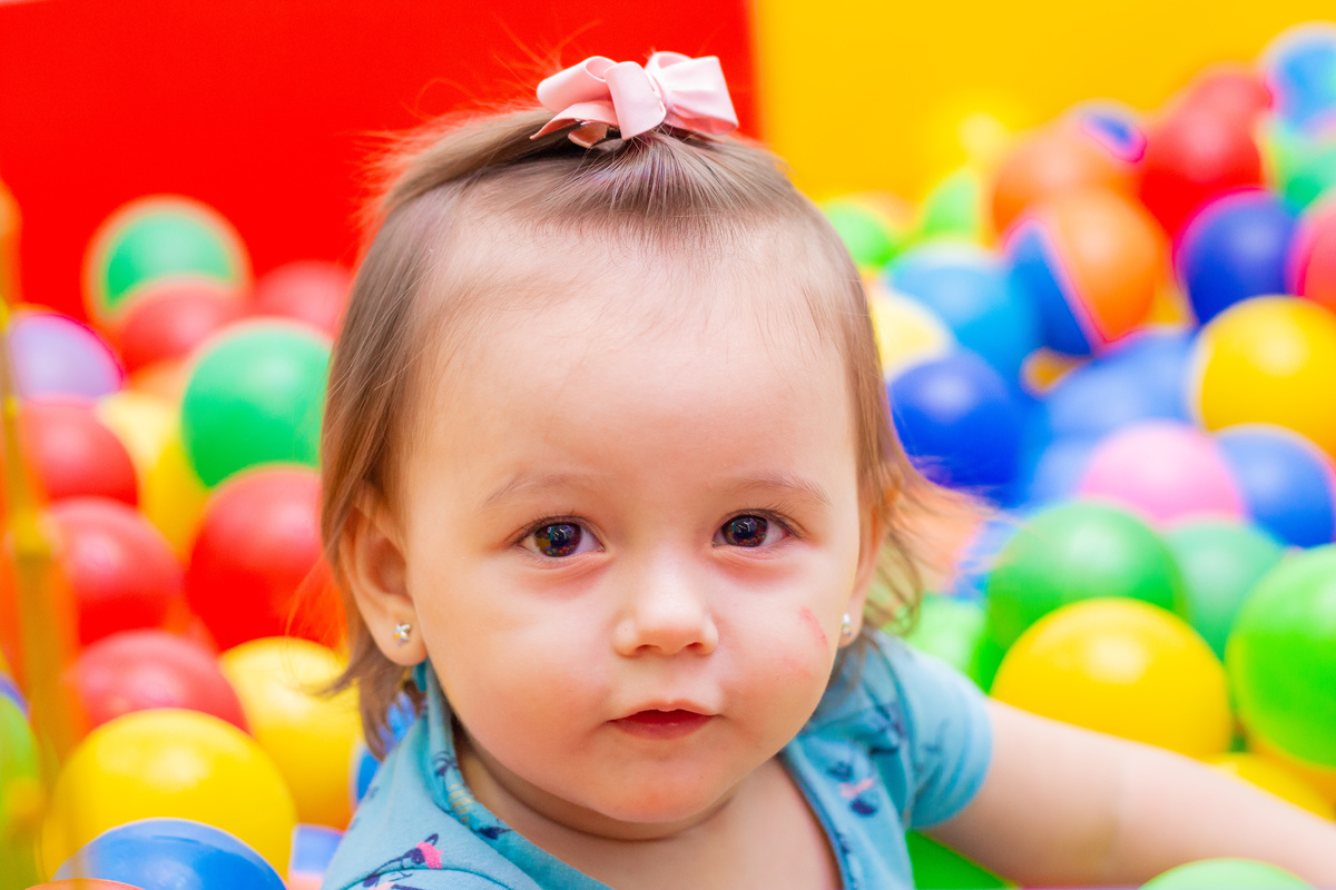 nenê na piscina de bolinhas